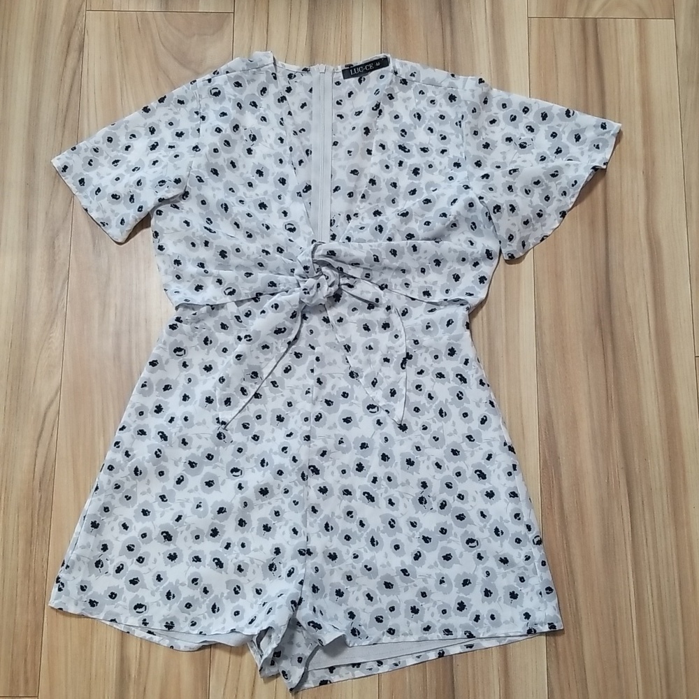 LUC-CE Floral Romper. Lined shorts, Tie Top, Black Gray Ladies Size M.